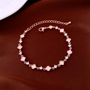 Dettaglio del bracciale a quadrifoglio in oro rosa con accenti rosa e pietre di zircone