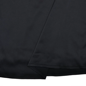 Détail macro du tissu en satin noir montrant une texture lisse et un ourlet inférieur propre
