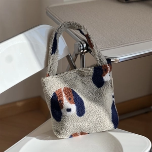 Détail du sac bandoulière en peluche avec motif de chien et texture douce