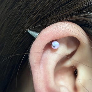 F136 Titan Industrial-Earring mit lavendelfarbenem Opal-Perle und scharfem Kegelaufsatz