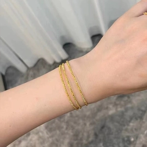 Ensemble de bracelets perlés plaqués or à trois rangs au design minimaliste pour femme