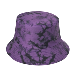 Dettaglio del cappello pescatore tie-dye viola e nero con cuciture rinforzate sulla tesa