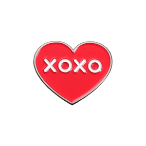 Insigne en émail en forme de cœur rouge avec texte XOXO blanc et bordure argentée