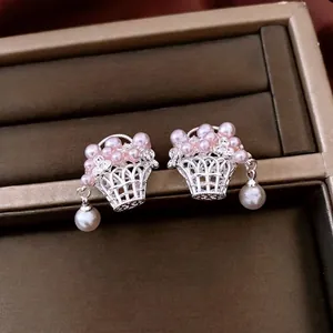 Boucles d'oreilles panier de fleurs vintage avec perles roses et blanches sur métal argent