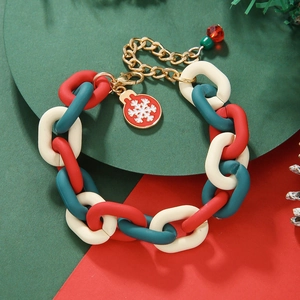 Détail de bracelet de Noël à gros maillons rouges et verts avec pendentif flocon de neige