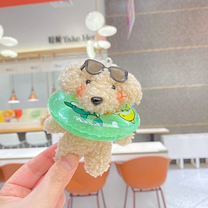 Dettaglio portachiavi a forma di cucciolo con occhiali da sole e ciambella verde