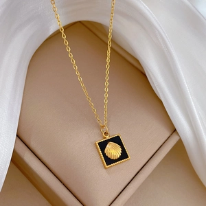 Collar minimalista de oro con colgante cuadrado negro y motivo de concha