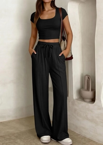 Détail d'un ensemble deux pièces en maille côtelée noire avec haut court et pantalon large