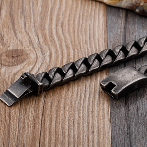 Makroansicht der 12mm Edelstahl-Panzerkette mit mechanischem Vintage-Verschluss