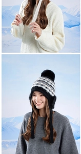 Détail des bonnets d'hiver tricotés avec pompon et cordons de serrage tressés