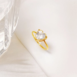 Sparkling heart-shaped zircon ring with vacuum gold plating on titanium steel band