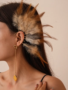Λεπτομέρεια από μποέμ χρυσό σκουλαρίκι ear cuff με καφέ φτερά και λεπτές μεταλλικές αλυσίδες