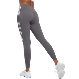Détail du legging de yoga gris taille haute avec bandes blanches et effet galbant fessier
