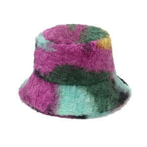 Cappello a secchiello in pelliccia sintetica colorata con motivo tie-dye