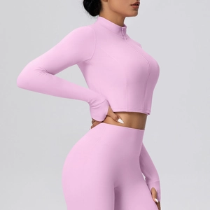 Detaillierte Nahaufnahme der rosa Yoga-Jacke mit Daumenloch-Design und engem Stretchstoff
