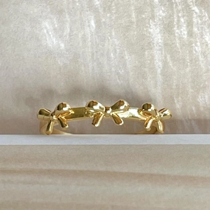 Minimalist S925 sterling silver bow ring with three golden knots in a stylish sweet design