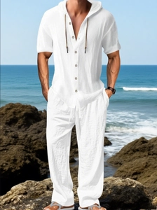 Détail de chemise à capuche en lin blanc pour homme avec boutons en bois et cordon