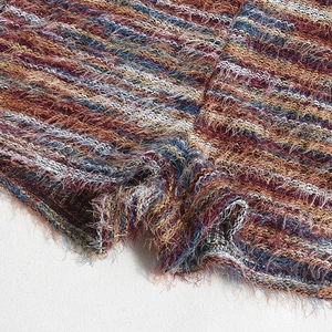 Gros plan sur un tissu en maille duveteuse multicolore avec texture et rayures