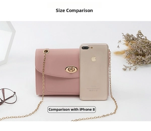 Comparaison de taille du sac bandoulière rose en PU avec iPhone et fermoir doré
