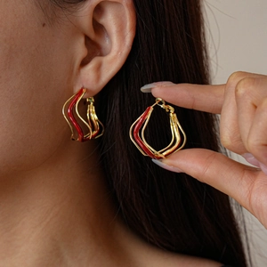Orecchini a onde geometriche irregolari placcati oro 18k con smalto rosso