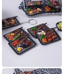 Miniatur Grill-Essen Schlüsselanhänger mit Mais, Wurst und Pilzen auf schwarzer Basis