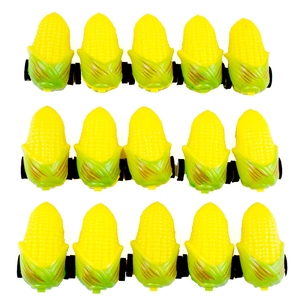 Set di 15 mini macchinine a frizione a forma di mais per bambini in una matrice ordinata