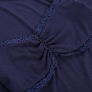 Détail du col en V avec bordure en dentelle et plis sur ce haut tricoté bleu marine