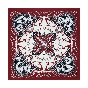 Detail eines weinroten Baumwoll-Bandanas mit nautischen Anker- und Segelschiff-Mustern
