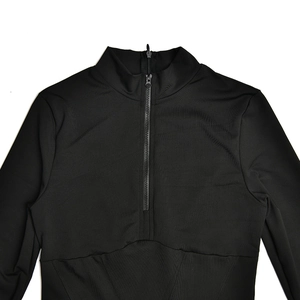 Détail d'un body de sport noir à manches longues avec demi-zip et coutures de modelage