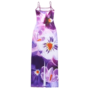 Détail d'une robe maxi florale avec bretelles fines et fente au dos élégante