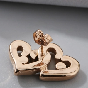Boucles d'oreilles minimalistes en acier inoxydable doré 18K avec doubles cœurs entrelacés
