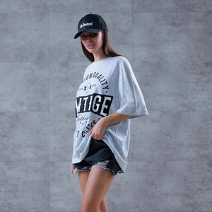 Λεπτομέρεια από γκρι oversized βαμβακερό t-shirt με vintage τύπωμα και πεσμένους ώμους