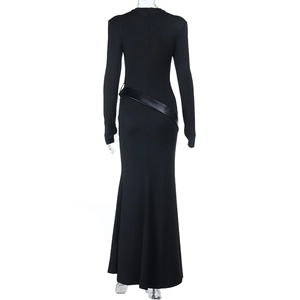 Robe longue noire ajustée à col haut avec détail de sangle en cuir à la taille au dos