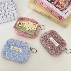 Primer plano de estuches de peluche con estampado de leopardo y cremalleras de metal