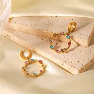 Boucles d'oreilles créoles en acier doré 18 carats avec zircons colorés