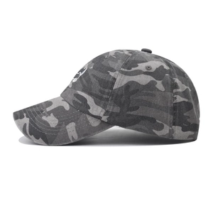 Graue Camouflage-Baseballkappe im Distressed-Look mit weißem Hundestick-Profil