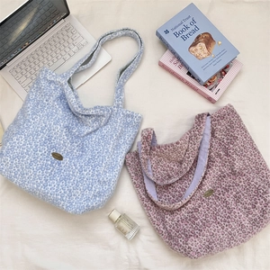 Détails de sacs cabas léopard en fausse fourrure bleu clair et rose avec logo métallique