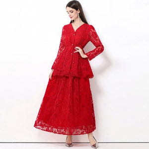 Elegante abito lungo in pizzo rosso con maniche a vescovo e vita a strati, foto da studio
