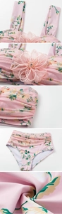 Détail de la fleur 3D en cristal et du motif floral sur le haut de bikini rose