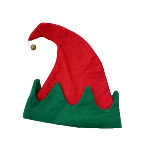 Chapeau d'elfe en feutre rouge et vert avec grelot doré pour costumes de Noël sur blanc