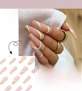 Dettaglio di unghie finte lunghe coffin con base rosa e decorazioni a linee colorate