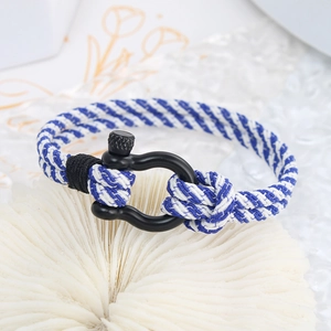 Vue détaillée du bracelet pour homme en corde Milan bleu et blanc avec manille en acier.