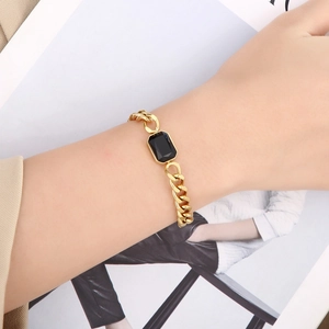 Vue détaillée du bracelet gourmette plaqué or 18 carats avec cristal noir rectangulaire