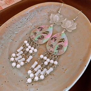 Detailaufnahme von Neo-Chinesischen Quastenohrringen mit Lotusblumen und Vogelmotiven