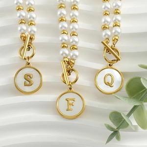 Collana di perle in acciaio inossidabile 18K con ciondoli a lettera e chiusura OT