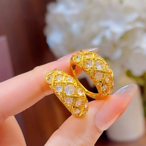 Bague élégante plaquée or avec motif matelassé et zircons dans un style vintage luxe