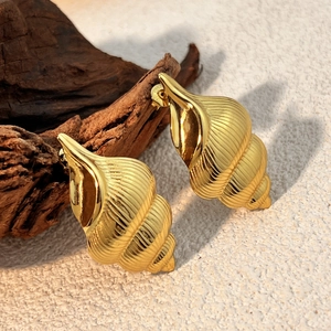 Vintage Gold Stainless Steel Conch Seashell Stud Earrings For Women Light Luxury Vacation Style Titanium Steel Jewelry