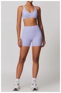 Détails de l'ensemble de yoga violet lavande avec brassière col en U et short taille haute