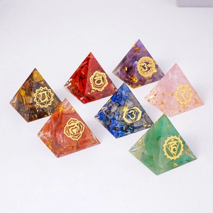 Set di 7 piramidi in cristallo naturale con simboli chakra e foglia oro per l'energia