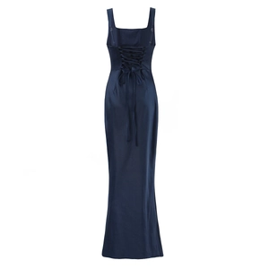 Détail du dos de la robe de soirée en satin bleu marine avec laçage croisé élégant